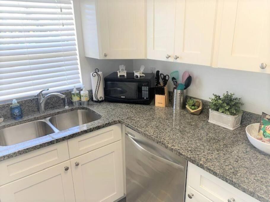 Beautiful Bright & Sparkling 2Bed 1Bath Beach Retreat - Unit 212 Cocoa Beach Bagian luar foto